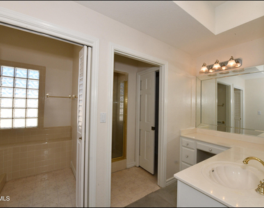 1004 Los Jardines Circle - Photo Thumbnail 24