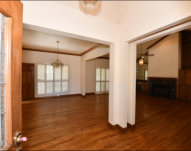 1004 Los Jardines Circle - Photo Thumbnail 3