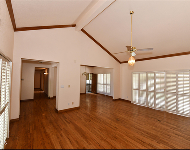 1004 Los Jardines Circle - Photo Thumbnail 5