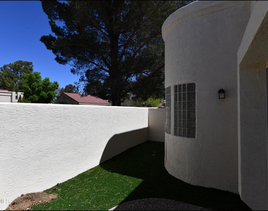1004 Los Jardines Circle - Photo Thumbnail 26