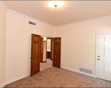 1004 Los Jardines Circle - Photo Thumbnail 27