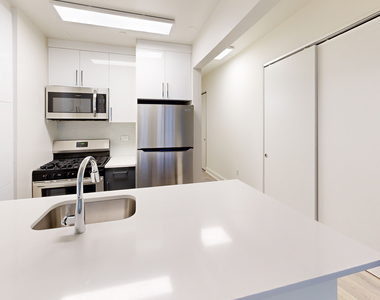 10 Hanover Square - Photo Thumbnail 1