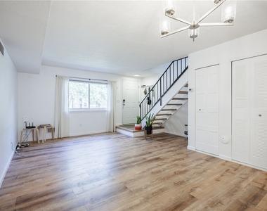 678 Eastbrooke Lane - Photo Thumbnail 5