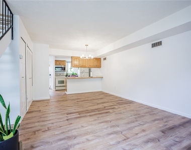 678 Eastbrooke Lane - Photo Thumbnail 4