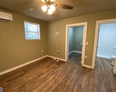 206 Sorrells Street - Photo Thumbnail 6