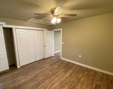 206 Sorrells Street - Photo Thumbnail 8