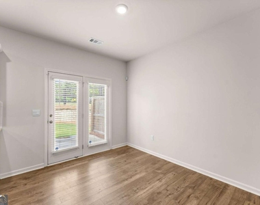 300 Stoneybrook Court - Photo Thumbnail 8