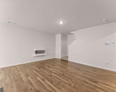 300 Stoneybrook Court - Photo Thumbnail 6
