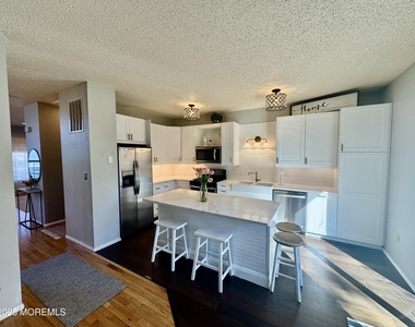 113 Richmond Court N - Photo Thumbnail 6