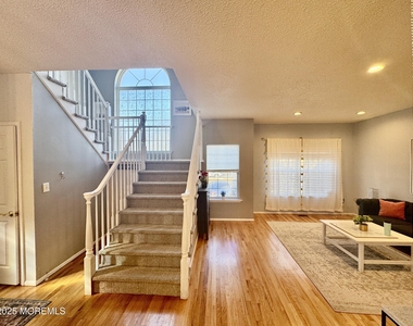 113 Richmond Court N - Photo Thumbnail 3