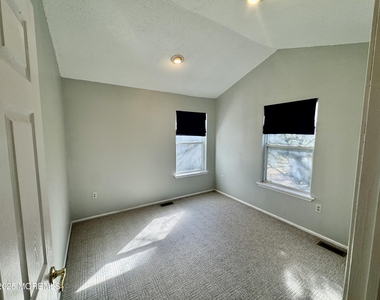 113 Richmond Court N - Photo Thumbnail 11