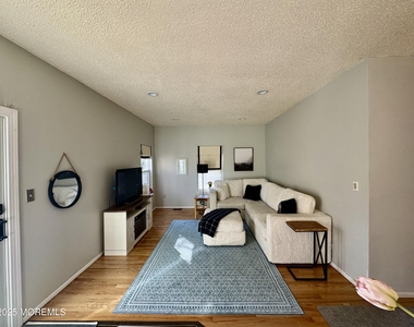 113 Richmond Court N - Photo Thumbnail 7