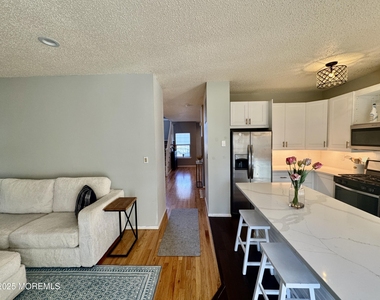 113 Richmond Court N - Photo Thumbnail 8