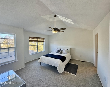 113 Richmond Court N - Photo Thumbnail 12