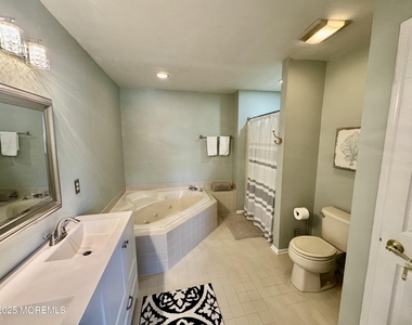 113 Richmond Court N - Photo Thumbnail 13