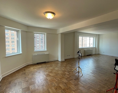 East 71st Street - Photo Thumbnail 4