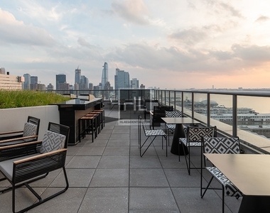 West 57th Street - Photo Thumbnail 4