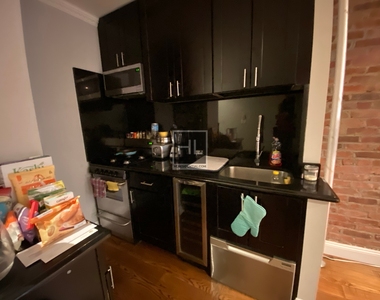 West 52 Street - Photo Thumbnail 3