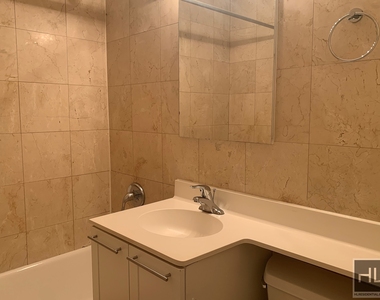 East 49 Street - Photo Thumbnail 3