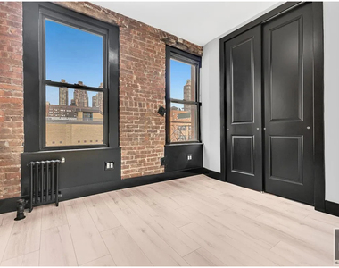 West 52 Street - Photo Thumbnail 2