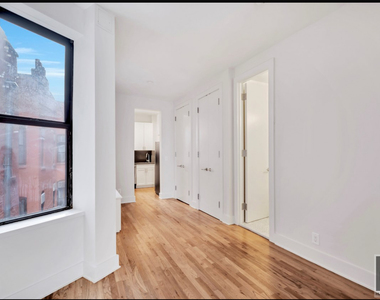 West 45 Street - Photo Thumbnail 4