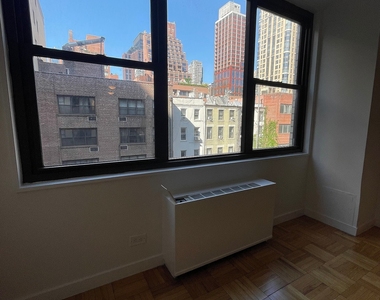 East 49 Street - Photo Thumbnail 6