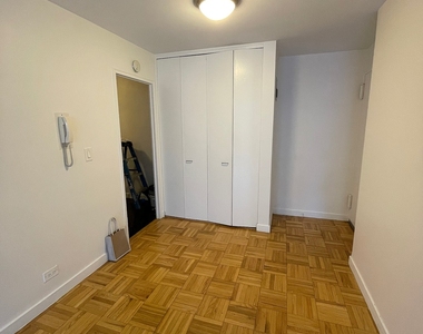 East 49 Street - Photo Thumbnail 2