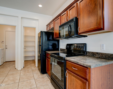 9928 W Chipman Road - Photo Thumbnail 11