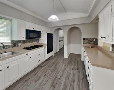 1944 Chesham Drive - Photo Thumbnail 3