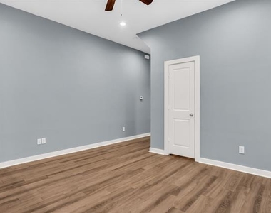 440 Pecan Hollow - Photo Thumbnail 5