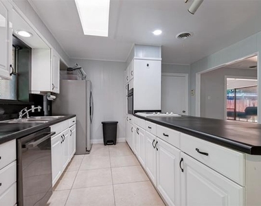 905 Ridgewood Terrace - Photo Thumbnail 13