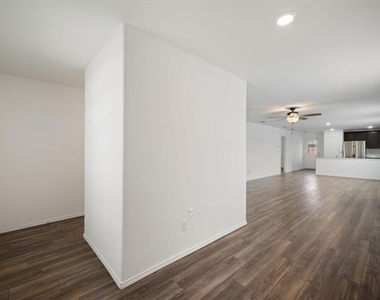 7509 Gray Wolf Lane - Photo Thumbnail 4