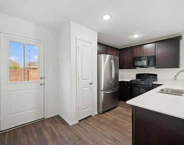 7509 Gray Wolf Lane - Photo Thumbnail 10