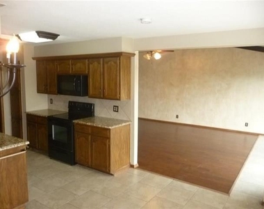 898 Ridgeview Road - Photo Thumbnail 6
