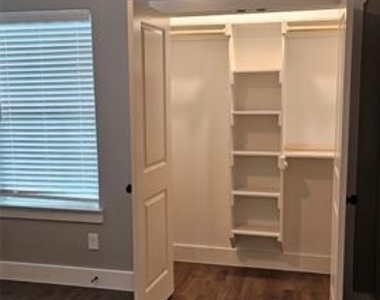 931 West Elm Street - Photo Thumbnail 5