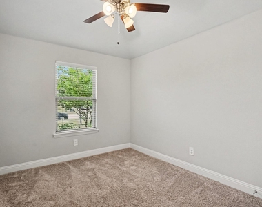 1425 Waverley Drive - Photo Thumbnail 18