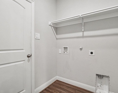 1425 Waverley Drive - Photo Thumbnail 16