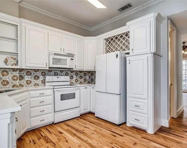5720 La Vista Drive - Photo Thumbnail 2