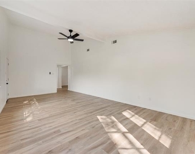 907 Melanie Lane - Photo Thumbnail 16