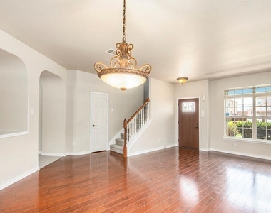 605 Port Royale Way - Photo Thumbnail 3