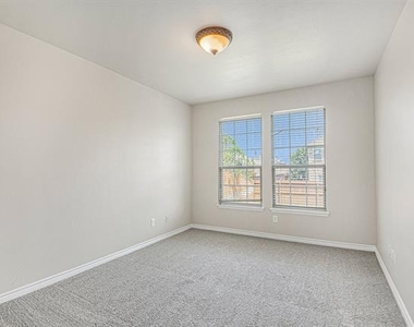 605 Port Royale Way - Photo Thumbnail 17