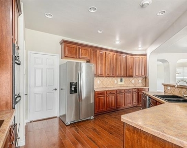 605 Port Royale Way - Photo Thumbnail 10