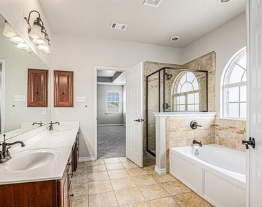 605 Port Royale Way - Photo Thumbnail 16