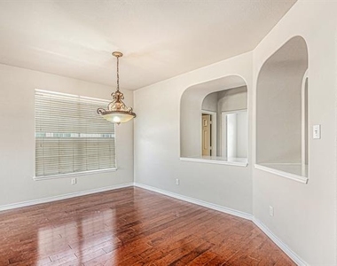 605 Port Royale Way - Photo Thumbnail 4