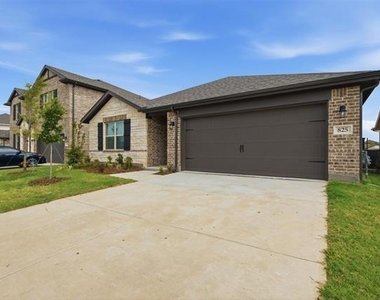 825 Birdie Drive - Photo Thumbnail 4
