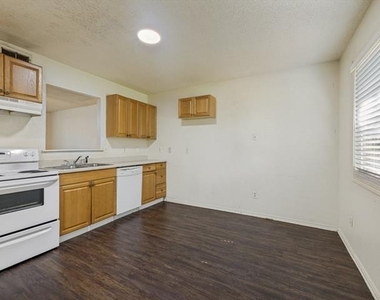 1408 Arvel Circle - Photo Thumbnail 5