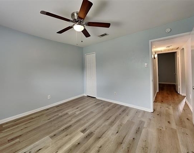 1913 Briarwood Drive - Photo Thumbnail 8