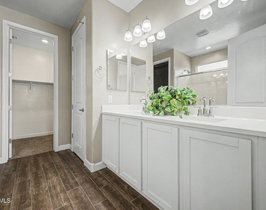 2011 W Yellowbird Lane - Photo Thumbnail 16