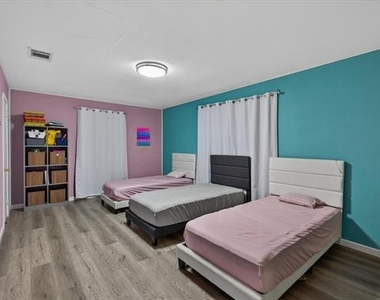 925 Maryland Drive - Photo Thumbnail 12
