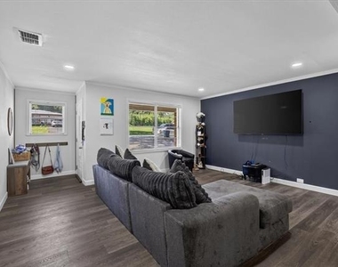 925 Maryland Drive - Photo Thumbnail 3